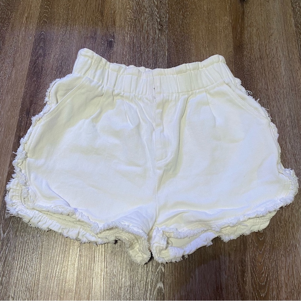 NWOT Women’s White Fringe Jean Shorts 100% Cotton Molly Green Sz L Trendy Summer